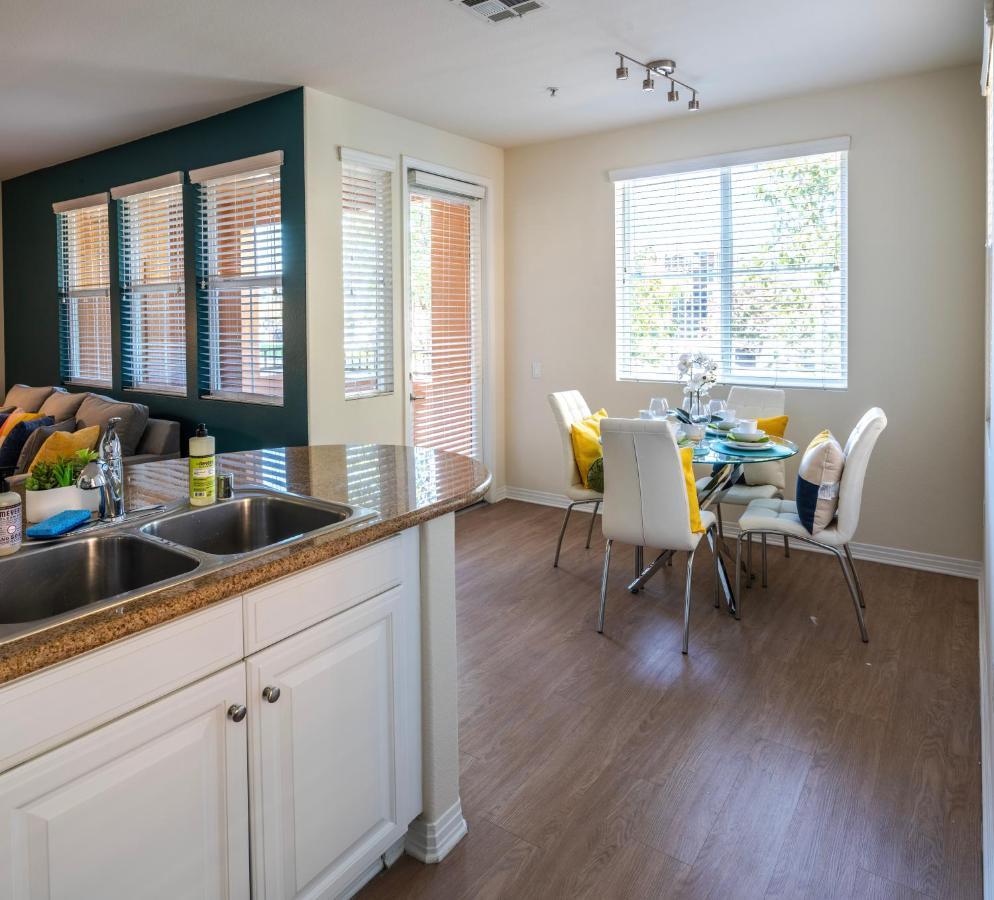 Amazing 2 Bedroom 7 Min From Disneyland W Free Parking Анахайм Екстериор снимка